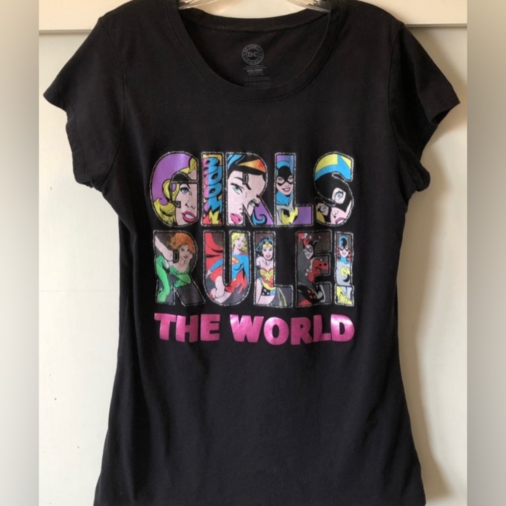 DC comics ..girls rule the world junior top in size medium NWOT!